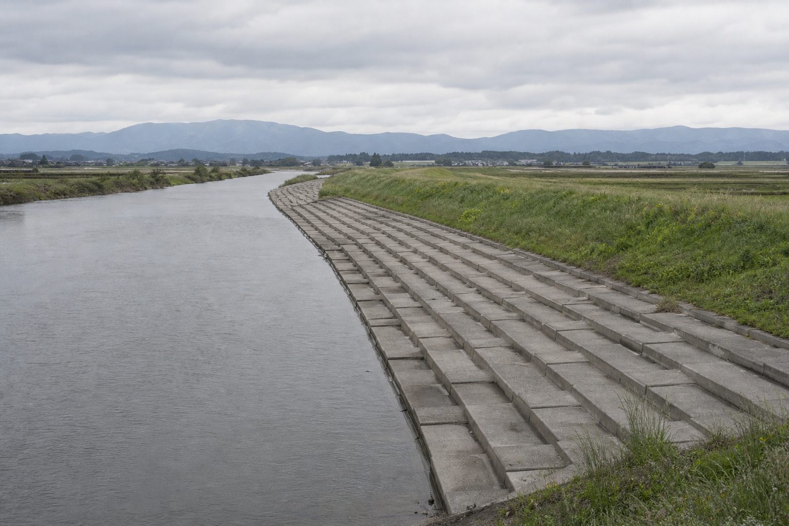 完成した河川沿いの道路と護岸